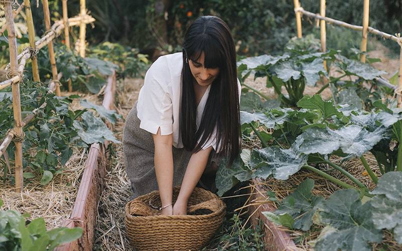 Sara, cosechando algunas verduras en el huerto ecológico