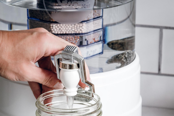 Cómo filtrar el agua en casa con un filtro por gravedad 