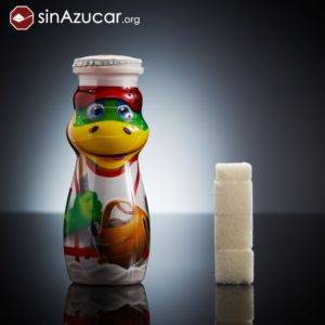 azúcar en una bebida infantil con cara de dinosaurio