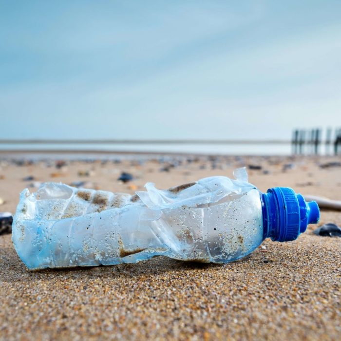 Botella de plástico PET en la playa