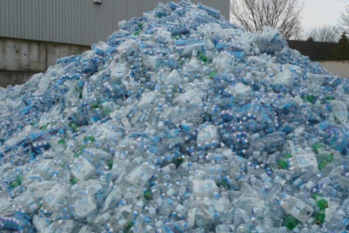 montaña de basura de botellas de plásticos