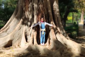 Lucía en un árbol grande