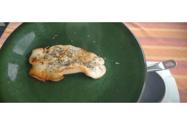 pechuga de pollo en la sartén de acero inoxidable sin níquel